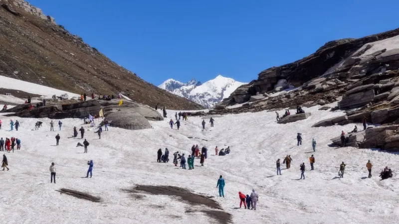 Enjoy a Snow Fight at Rohtang Pass