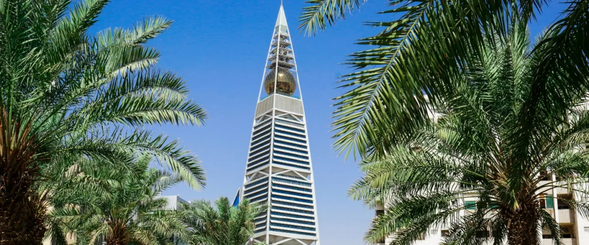 أعجوبة أفق الرياض: اكتشف برج الفيصلية أول ناطحة سحاب في المملكة العربية السعودية