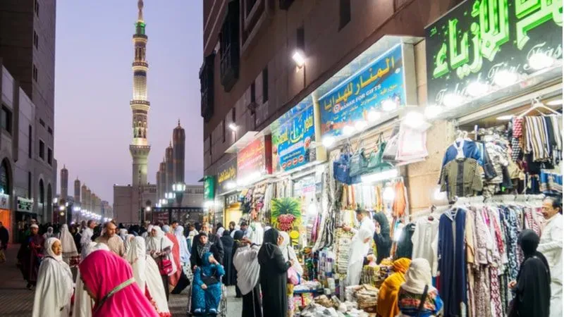 متعة التسوق في السوق القديم بالقرب من المسجد النبوي
