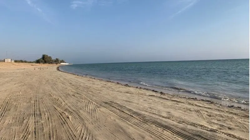 الاسترخاء على شاطئ ينبع البحر