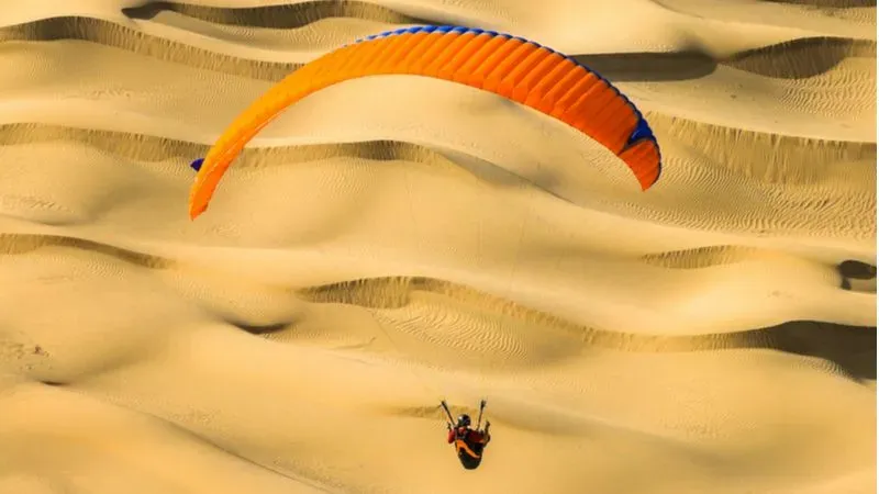 التحليق فوق الصحراء بالطيران المظلي
