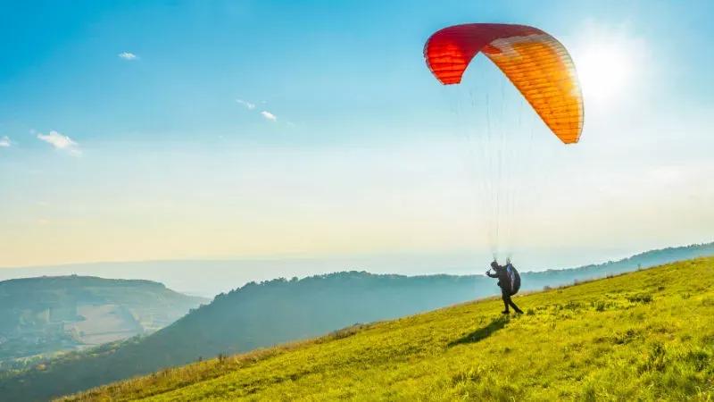 Paragliding in Solang: Vistas with Serene Views