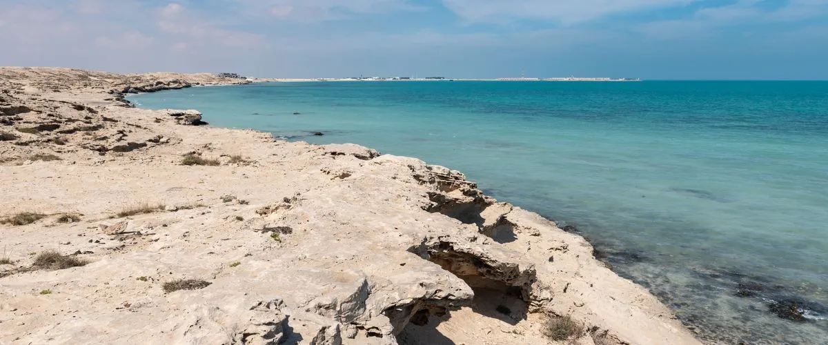 شاطئ فويرط في قطر: دع البحر يلتقي بالتلال المنهارة