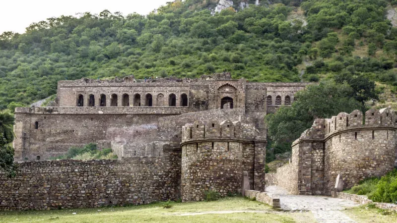 Explore the Haunted Bhangarh Fort