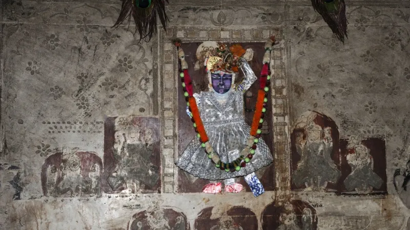 Explore the Dwarkadheesh Temple