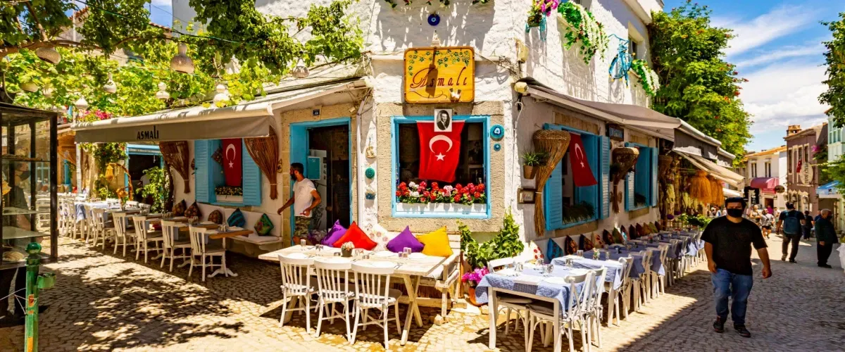 أفضل ٨ مطاعم في إزمير: استمتع بالنكهات الغنية للمطبخ التركي في إزمير
