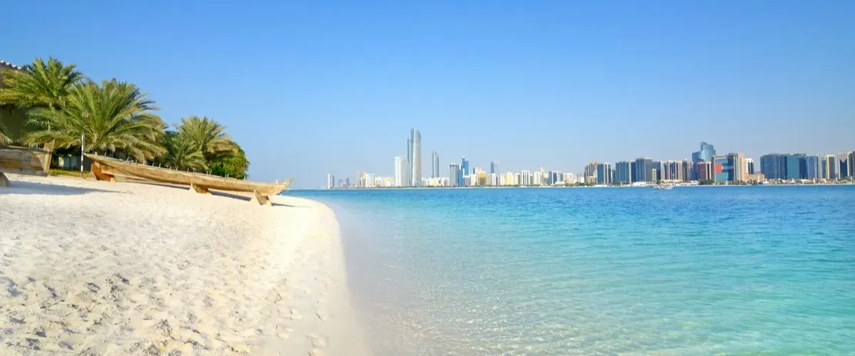 الشواطئ في أبو ظبي الإمارات العربية المتحدة لاستمتاع بأشعة الشمس وإبعاد المخاوف