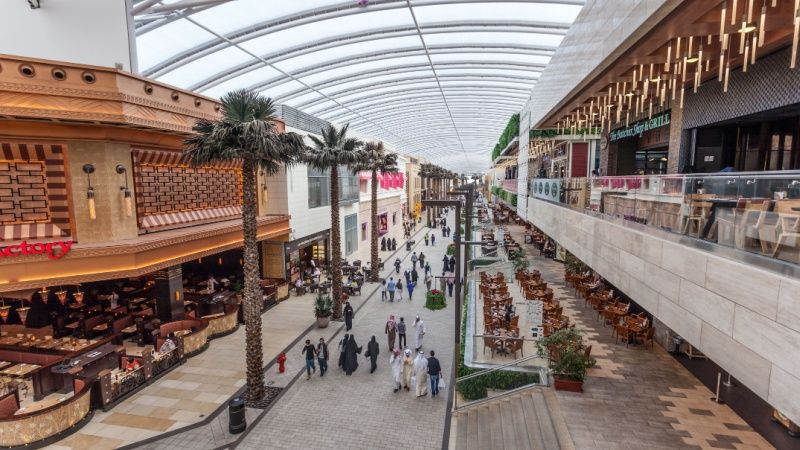 جولة ليلية في سوق المباركية