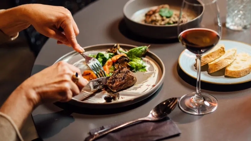 مطعم وود هاوس العين مول