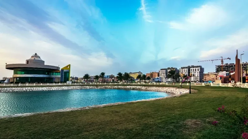 منتجع هوليداي بيتش مينا