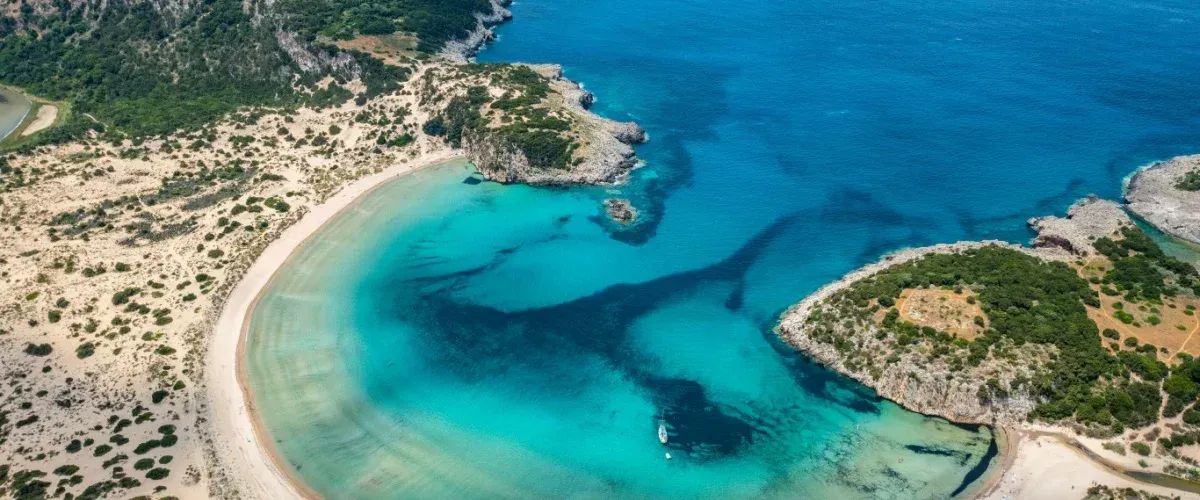 الدليل السياحي الشامل لاستكشاف شاطئ نصف القمر في الدمام