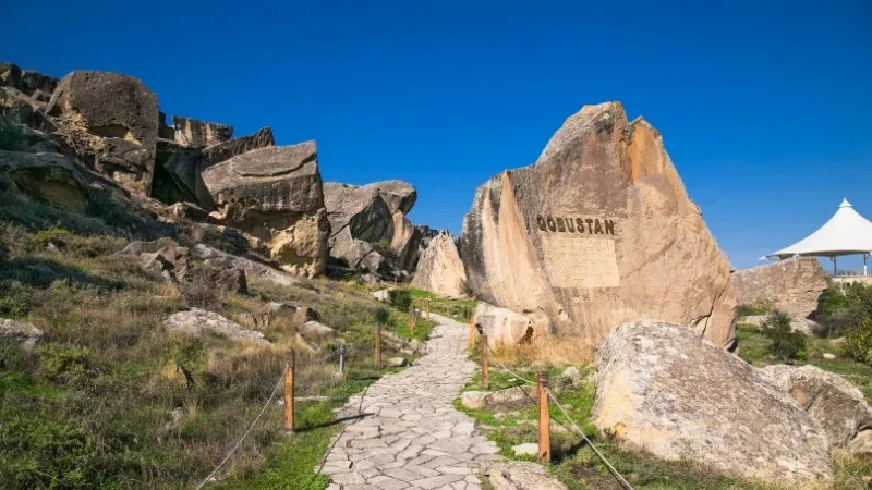 استكشف المشهد الثقافي لفنون الصخور في غوبوستان