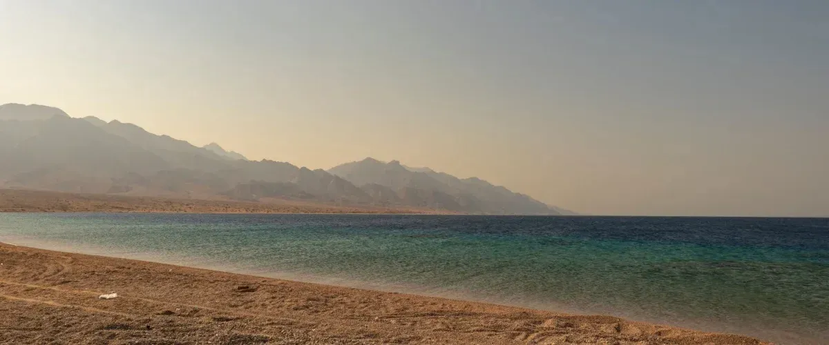 استكشف أفضل الشواطئ في الجبيل بالمملكة العربية السعودية للعائلات والأزواج