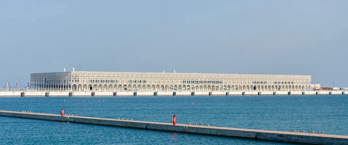 دليل الزائر لميناء الدوحة القديم: جوهرة الواجهة البحرية الملونة في قطر