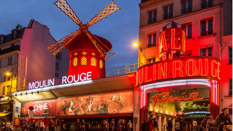 Enjoy A Cabaret Show At Moulin Rouge