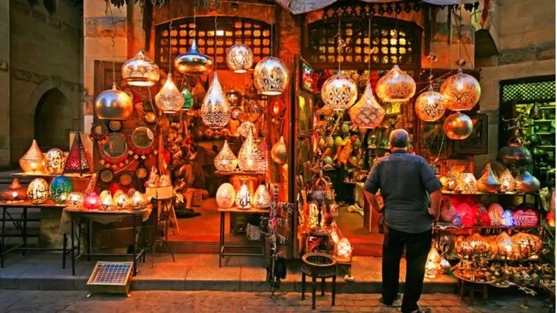 تسوق لشراء التذكارات في بازار خان الخليلي