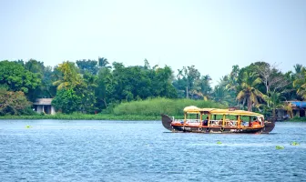 3 Nights 4 Days Munnar and Alleppey Tour Package for Couple